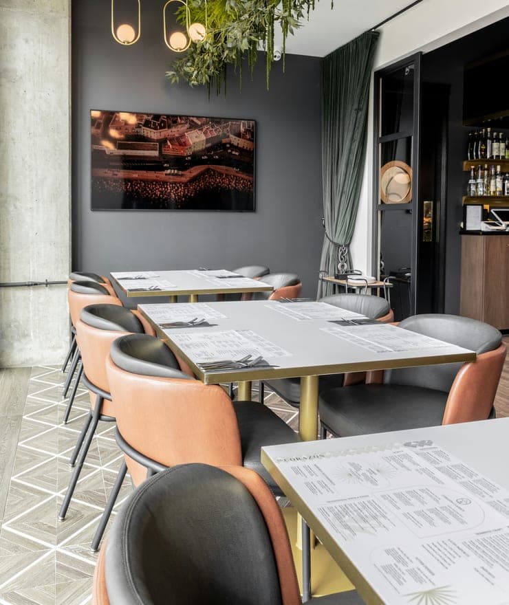 Obra enmarcada de gran formato en el comedor de un restaurante